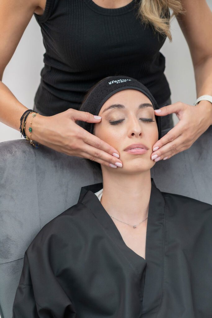 Una peluquera de CIM Perruquers masajea la cara de una clienta